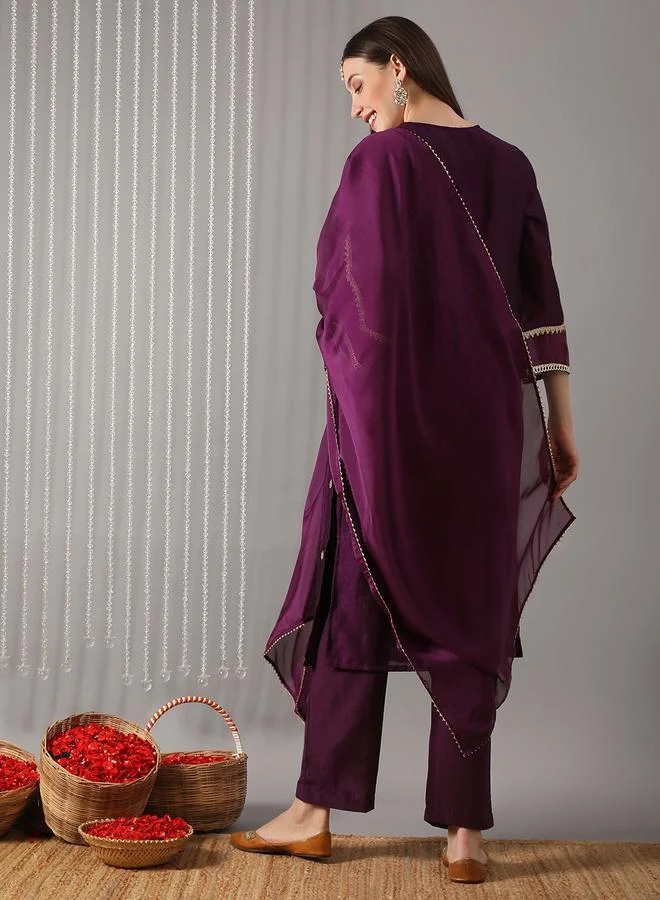 جلو باص مجموعة من كورتا بنفسجية مطرزة بقصة مستقيمة مع بنطال ووشاح